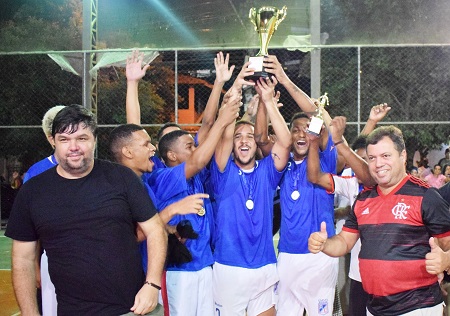 Atletas do Retiro levantando o troféu e comemorando outra grande conquista