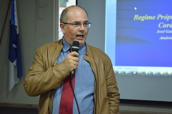 Atuário José Guilherme Fardin em sua palestra sobre Regime Previdenciário