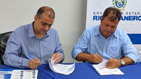 Edmar Santos e Luciano Batatinha assinam o Termo de Cooperação Técnica