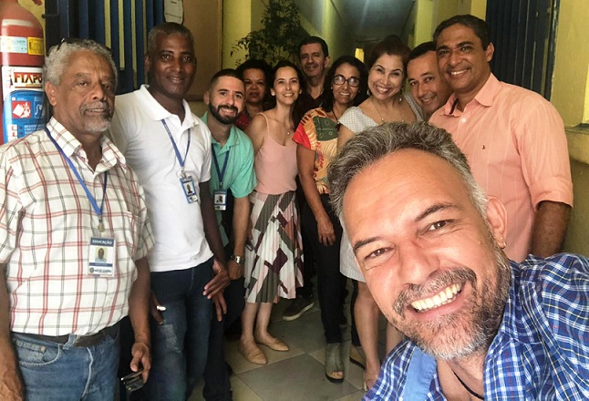 Equipe do Governo Estadual e os cordeirenses durante visita ao educandário