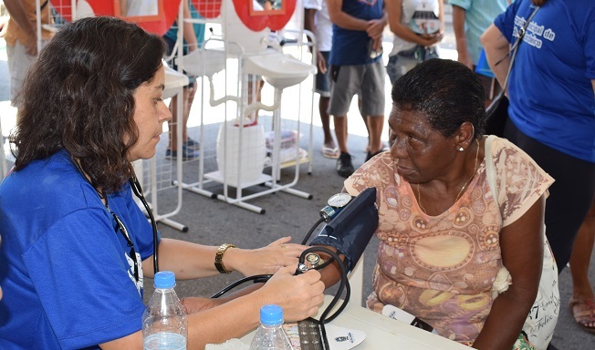 profissional de saúde afere a pressão arterial de mais uma das cordeirenses