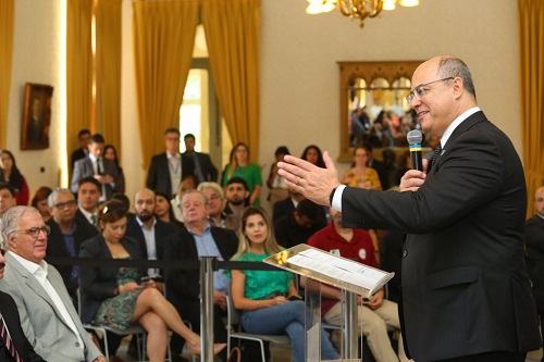 Assinatura de decreto que incentiva a realização de eventos no estado. Foto: Philippe Lima