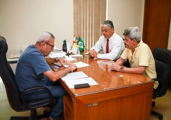 Prefeito Guga de Paula com Luciano Falcão e Narciso Abreu Gomes, da atual administração da AABB