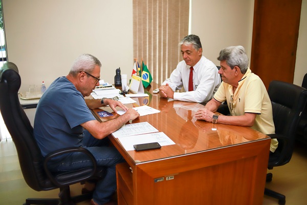 Prefeito Guga de Paula com Luciano Falcão e Narciso Abreu Gomes, da atual administração da AABB