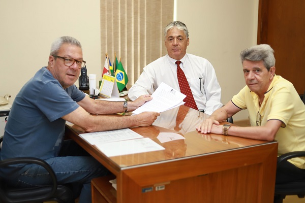 Prefeito Guga de Paula com Luciano Falcão e Narciso Abreu Gomes, da atual administração da AABB