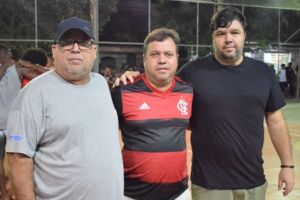 Prefeito Luciano Batatinha entre Marcus Vinícius e André Chupeta na final