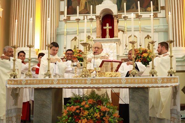 Dom Paulo em celebração no Santuário do Santíssimo Sacramento, em Cantagalo