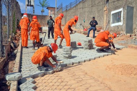 Internos pavimentam o próprio complexo prisional