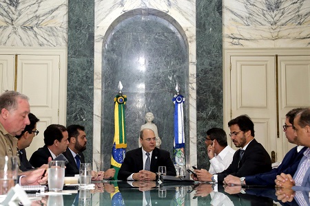 Reunião para tratar das regiões afetadas pelas chuvas.