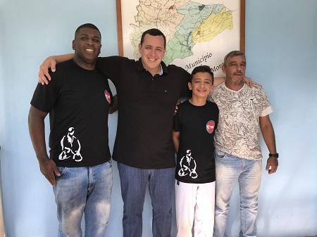 O atleta Matheus Rocha com apoiadores da Prefeitura de Trajano de Moraes