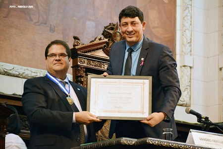 Fabricío recebendo a Medalha Tiradentes na Alerj