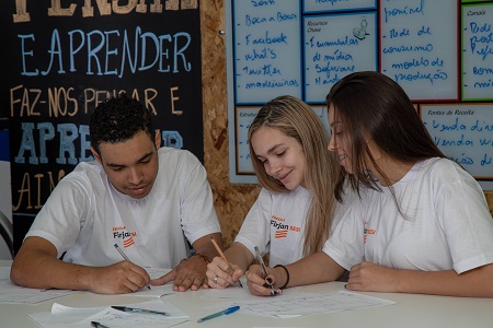 Novo Branding - Barra do Piraí. Alunos do Ensino Médio. Da esquerda para a direita: Pedro Henrique S. Paula/ Brenda Santos Monteiro / Larissa Ventura.