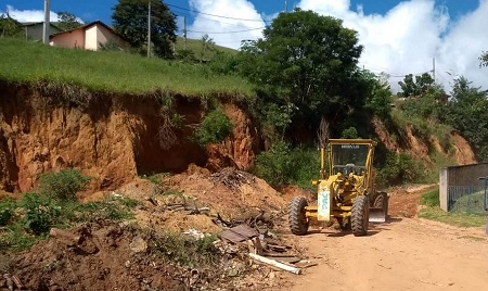 Motoniveladora (patrol) realizando trabalho no piso do bairro Manancial