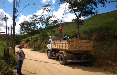 Uma das ações foi a poda de árvores em toda a estrada de acesso ao bairro