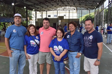 Prefeito, vereadora e secretários durante a ação de saúde no bairro Lavrinhas