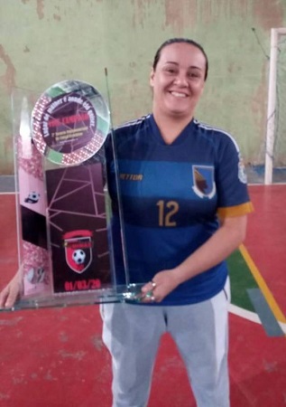 Uma das peças da equipe feminina de futsal de Cantagalo, Leidyane Guzzo exibe o Troféu de Vice-Campeãs