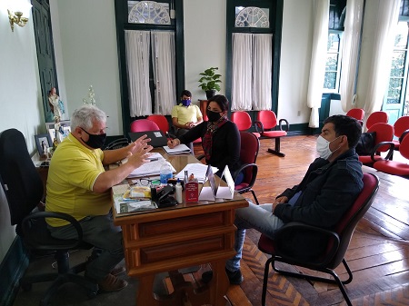 Prefeito de Duas Barras, Luiz Carlos Botelho Lutterbach, em reunião com o presidente da ACETUR-DB, José Ilhiart Rodrigues