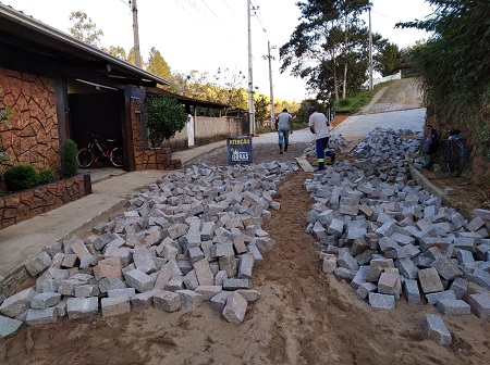 Bairro Brasília em Trajano recebe calçamento da Prefeitura