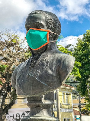 Estátua em Nova Friburgo com máscara