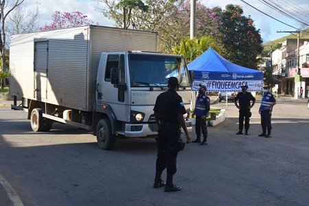 Foi feita a abordagem a vários veículos, entre eles, carros, motos, bicicletas e também os pedestres, transmitindo e orientando-os sobre as medidas de prevenção a serem tomadas