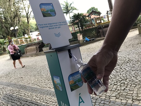 Dispenser de alcóol em gel em Trajano