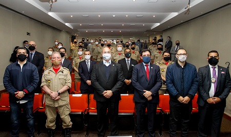 Governador recebe policiais civis e bombeiros que atuaram no incêndio em Petrópolis