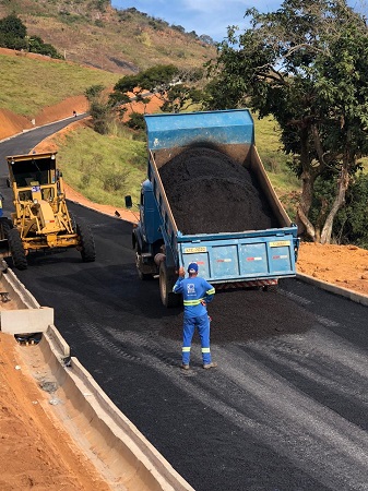 As obras de pavimentação estão em andamento, e em breve serão concluídas.