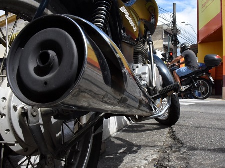 Motos fazendo barulho serão punidas