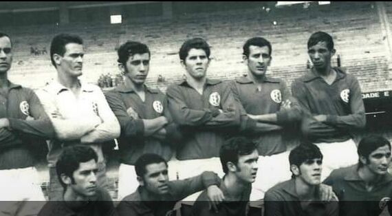 A equipe do Cantagalo Esporte Clube que jogou no estádio do Maracanã