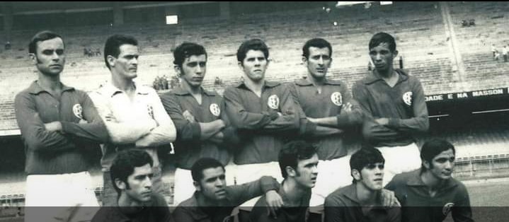 A equipe do Cantagalo Esporte Clube que jogou no estádio do Maracanã