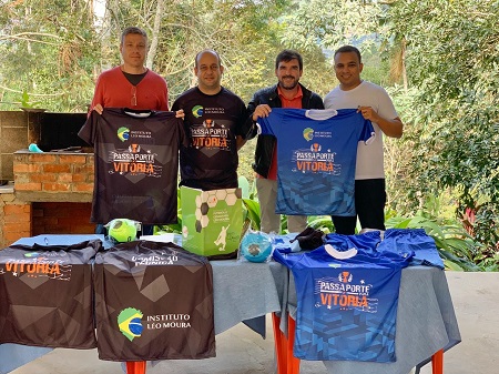 Welbert Pedro, chefe de gabinete, com Adalto Lomba e Guilherme Spitz, assessores, e Cadu Veras, Diretor do Instituto Léo Moura, na apresentação do material esportivo