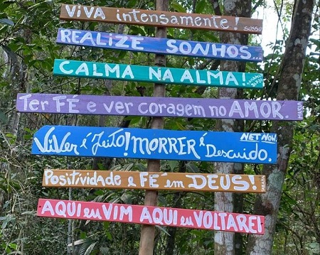 Área de turismo de Trajano de Moraes recebe da prefeitura placas com frases de motivação