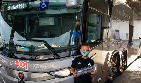 Menino de 9 anos realiza sonho de conhecer a garagem da Auto Viação 1001