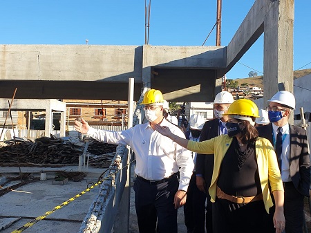 Governador e secretária de Cultura visitam obras do Cinema da Cidade em Cordeiro