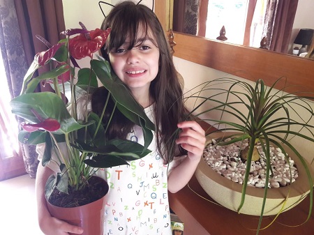 A filha do professor Nilton Rigueti, Isabela, é a garota propaganda das flores