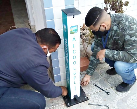 Prefeitura de Trajano instala totens-higienizadores de álcool em gel na frente dos templos religiosos