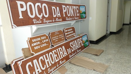 Instalação de placas em pontos turísticos de Trajano de Moraes