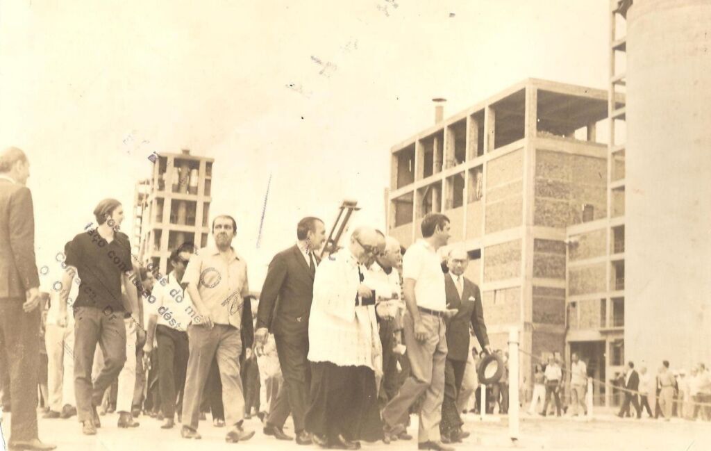 Momento histórico: Inauguração da Fábrica de Cimento Alvorada em Cantagalo no dia 28 de novembro de 1970, quando autoridades visitaram as instalações