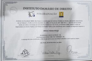 Vieitas recebeu o Certificado de conclusão do Curso de pós-graduacação Latu Senso de especialista em Direito Público com ênfase em Gestão Pública no Instituto Damásio de Direito