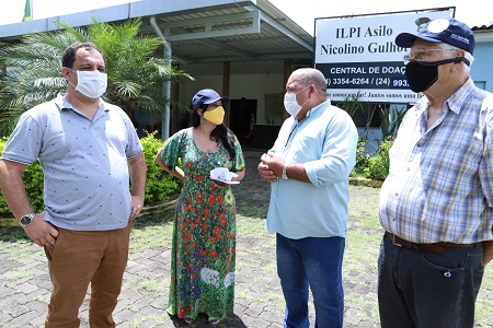 Deputada Rosane Felix com diretores de asilo em Resende, onde 40 idosos residem