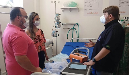 Coordenadora do Centro de Triagem e diretor do PAM ouvem o técnico