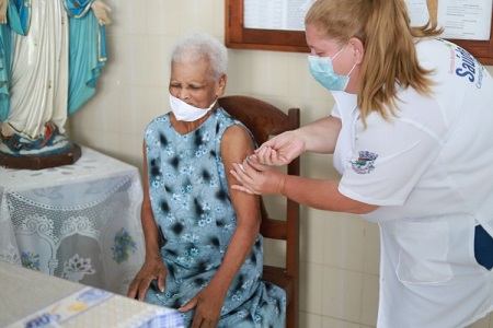 Primeira idosa a ser vacinada no Asilo de Cantagalo tem 101 anos