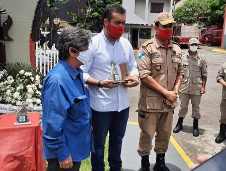 Governador em exercício Cláudio Castro participou da cerimônia no Quartel dos Bombeiros de Nova Friburgo