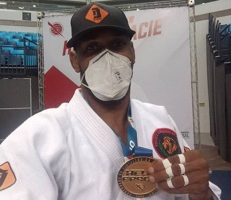 O atleta Vinicius Santos ficou em primeiro lugar na faixa preta na categoria Master 3 - pesado