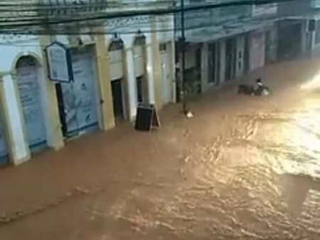 Chuva forte alaga ruas de Cantagalo