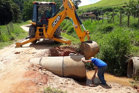 Prefeitura de Trajano de Moraes repara danos causados após chuvas na estrada do Retiro