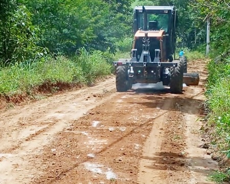 Prefeitura de Trajano melhora acesso na estrada de Ponte de Zinco, Maria Mendonça e Ponte Nova