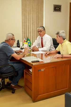 Prefeito Guga de Paula com Luciano Falcão e Narciso Abreu Gomes, da atual administração da AABB