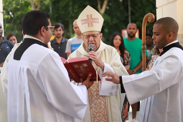 Dom Paulo na abertura da Missa em Cantagalo