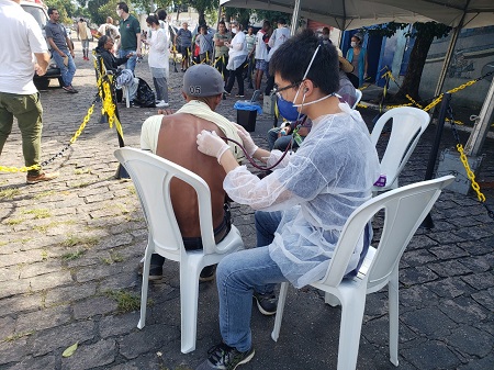 Pessoas com sintomas semelhantes à COVID-19 são atendidas pela equipe de saúde de MSF no centro de São Paulo.